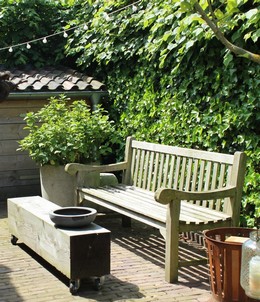 Een zitje in een groene tuin